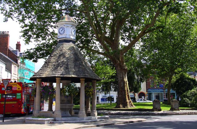 The fountain and road at the Plain in Oxford in 2009
